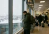 Miami za 7 120 Kč: akce Icelandair ze Stockholmu Cestovatel s batôhem na letiši Stockholmu Arlanda v zimě, za oknem sníh, palubní lístek