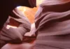 Antelope Canyon a Horseshoe Bend: kompletní průvodce Návštěvníci procházejí úzkým slot canyonem se stěnami vysoko nad hlavami, v poledním slunci